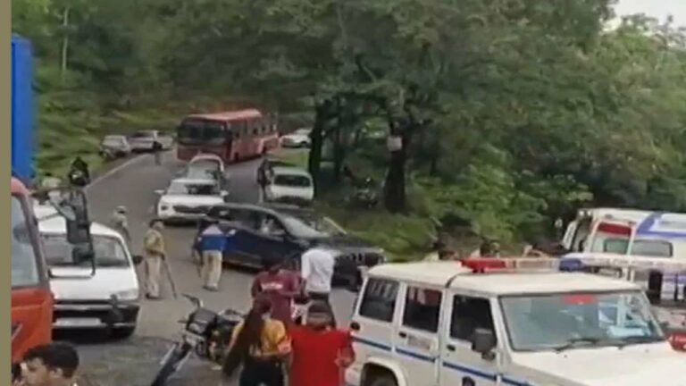 Video: లోయలో పడ్డ బస్సు.. ఇద్దరు మృతి