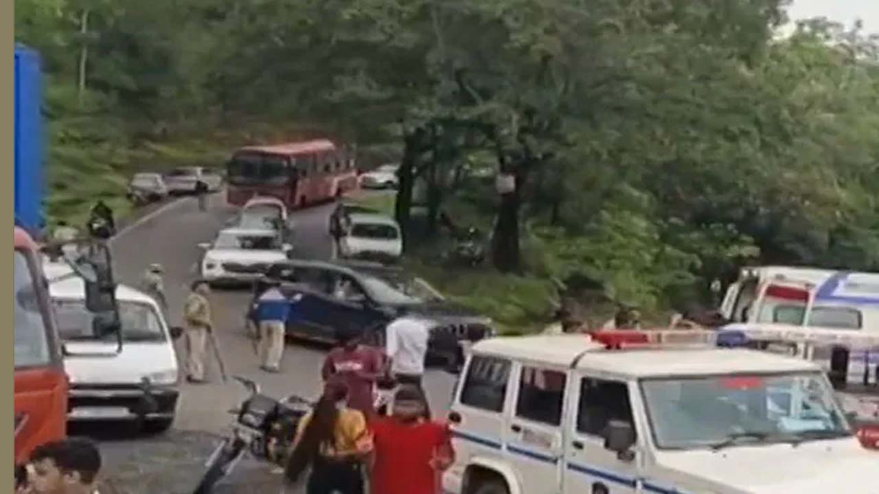 Video: లోయలో పడ్డ బస్సు.. ఇద్దరు మృతి