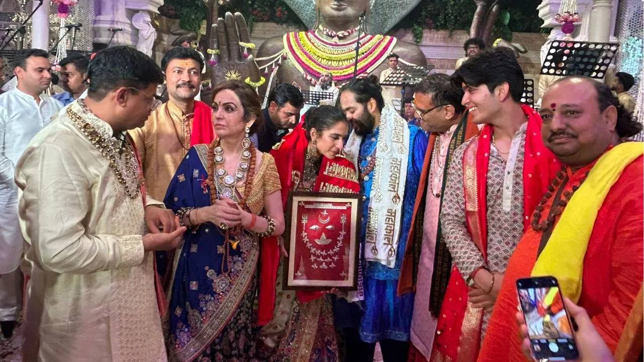 Anant Ambani Wedding: ముఖేష్ అంబానీ మహాకాళ్ భక్తుడు..నూతన జంటకు అర్చకుల ఆశీర్వాదం..