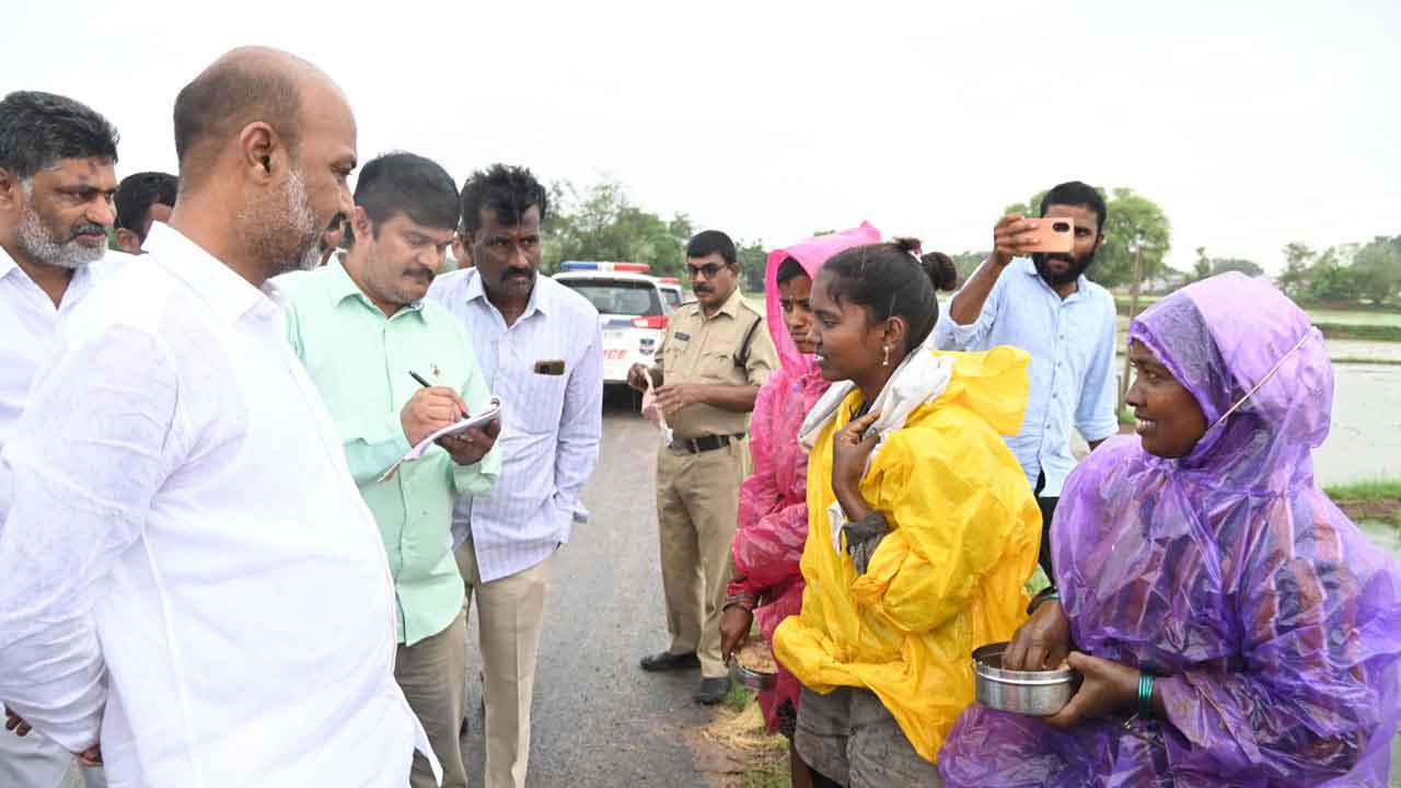 Bandi Sanjay : కూలీగా మారిన బాలికను చదివిపిస్తానని బండి సంజయ్ హామీ