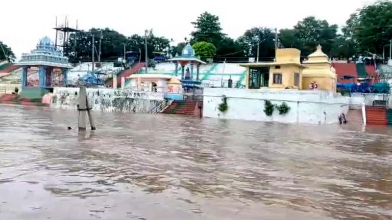 Bhadrachalam: గోదావరికి వరదలు.. గోదావరిలోకి భక్తులను అనుమతించని పోలీసులు..