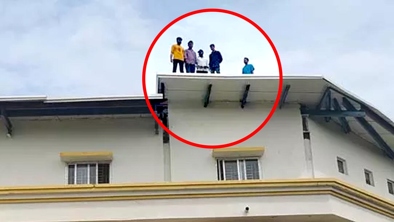 Bhadradri Kothagudem: అధికారులు వేధిస్తున్నారు.. ఆసుపత్రి భవనం ఎక్కిన యువకులు..