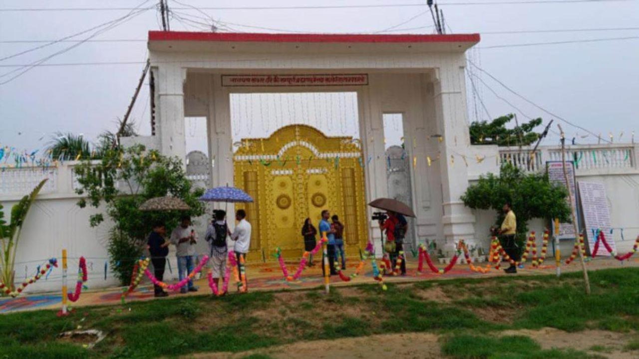 Bhole Baba: ఫైవ్ స్టార్‌ హోటల్‌ను తలపించేలా భోలే బాబా ఆశ్రమం.. బాబాకు అన్ని కోట్ల ఆస్తులా?