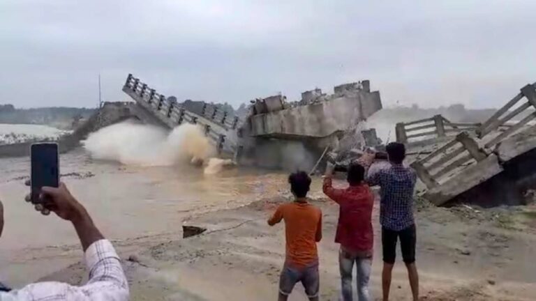 Bihar bridges collapsed: నితీష్ సర్కార్ యాక్షన్.. 16 మంది ఇంజనీర్లు సస్పెండ్