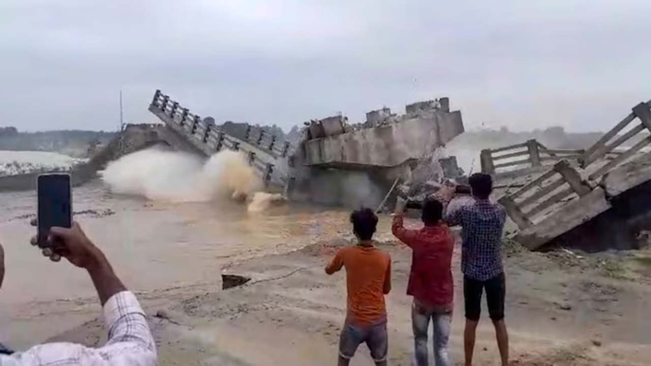 Bihar bridges collapsed: నితీష్ సర్కార్ యాక్షన్.. 16 మంది ఇంజనీర్లు సస్పెండ్