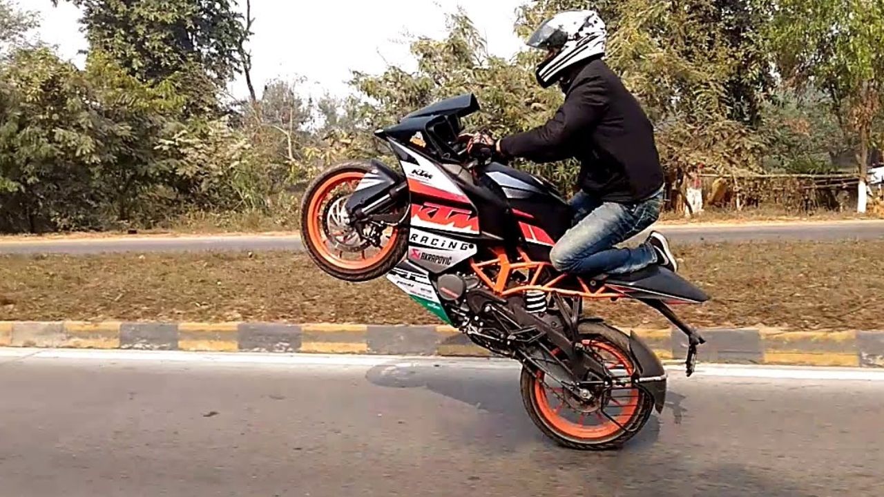 Hayathnagar Bike Stunts: రీల్స్ కోసం బైక్ స్టంట్స్.. ఒకరు మృతి, మరొకరికి తీవ్ర గాయాలు!