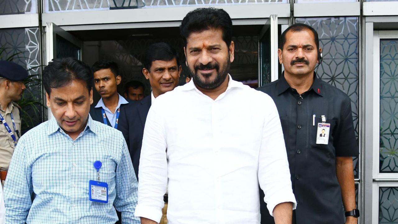 CM Revanth Reddy: ఢిల్లీ చేరుకున్న సీఎం రేవంత్ రెడ్డి.. సాయంత్రం కాంగ్రెస్ అధిష్టానంతో భేటీ!