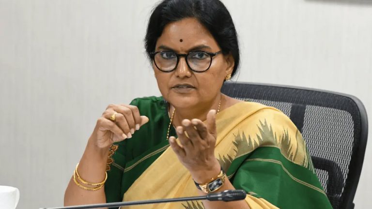 Telangana Rains: రేపు 11 జిల్లాల్లో భారీ వర్షాలు.. స్కూళ్లకు సెలవులపై కీలక ఆదేశాలు