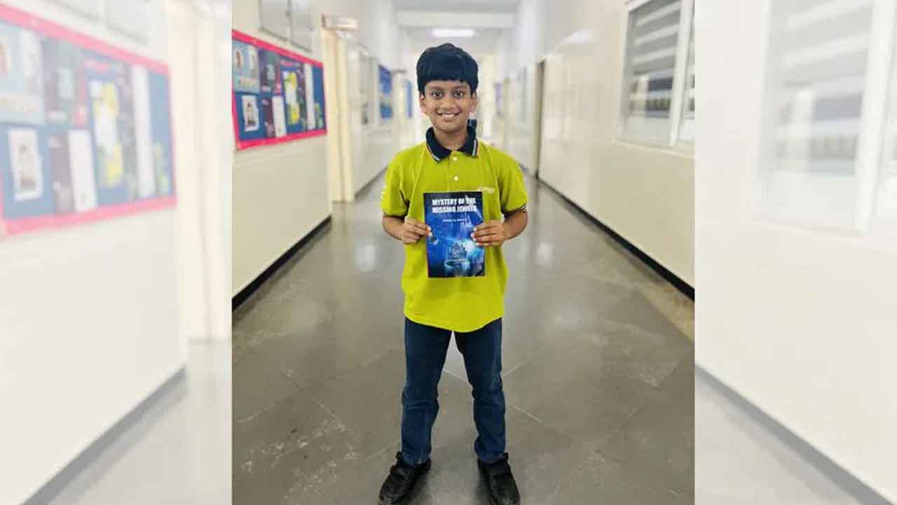 Daivik : 10 ఏళ్లకే ‘మిస్టరీ ఆఫ్‌ ది మిస్సింగ్‌ జ్యువెల్స్‌’ అనే బుక్‌ రాసిన బాలుడు