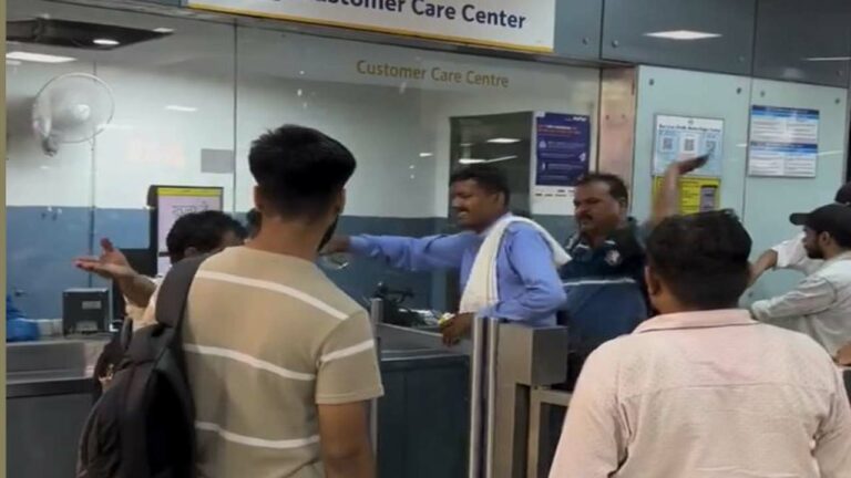 Delhi metro: ఢిల్లీ మెట్రో స్టేషన్‌లో కొట్లాట.. వీడియో వైరల్