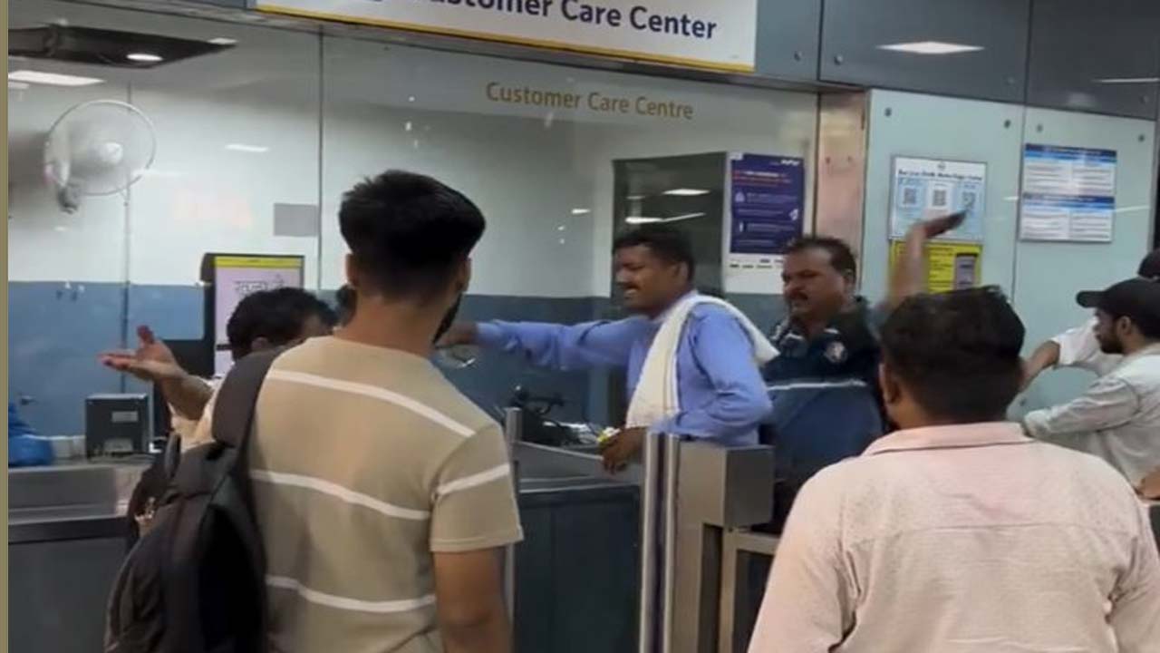 Delhi metro: ఢిల్లీ మెట్రో స్టేషన్‌లో కొట్లాట.. వీడియో వైరల్