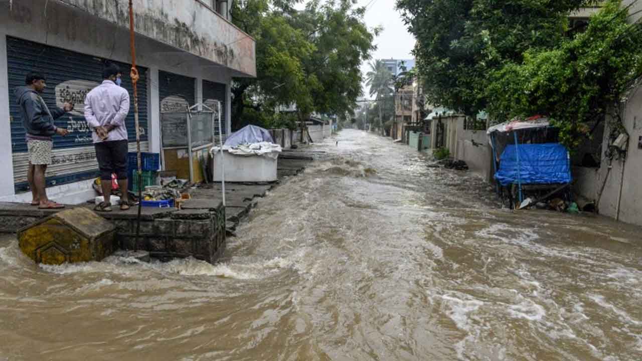 Floods : ఢిల్లీ లాంటి దుర్ఘటనలను నివారించేందుకు హైదరాబాద్ సిద్ధమైందా.?