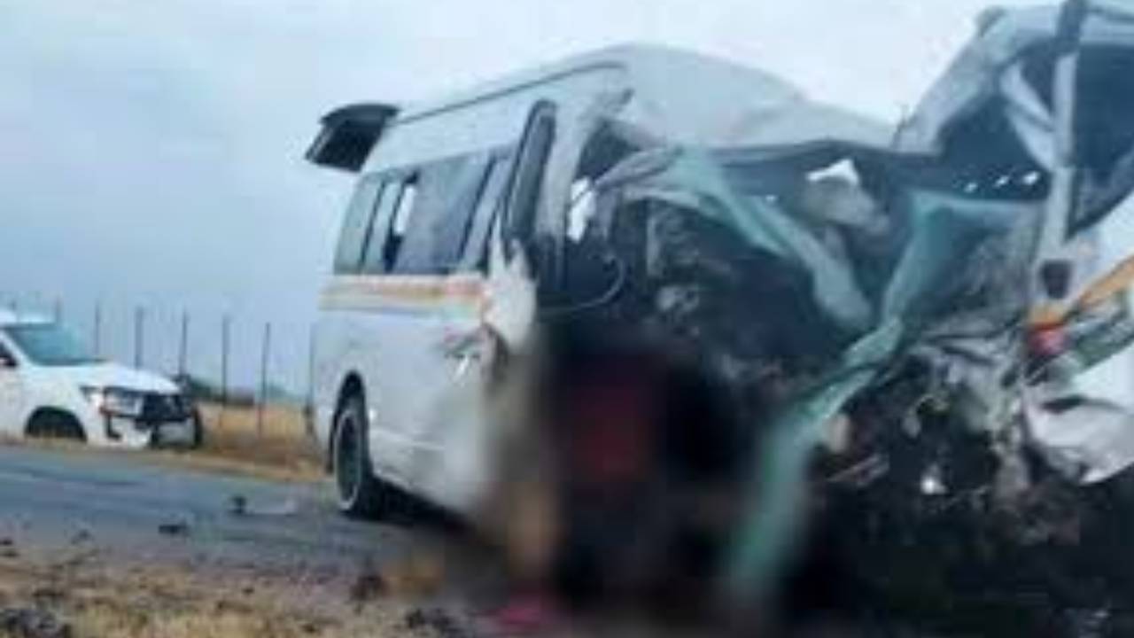 Road Accident : స్కూల్ బస్సు ప్రమాదంలో డ్రైవర్ తో సహా 12మంది చిన్నారులు మృతి