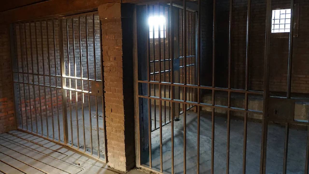 Delhi: తీహార్ జైలులో 125 మంది ఖైదీలకు హెచ్ఐవీ పాజిటివ్‌..జైల్లో ఏం జరుగుతోంది..?