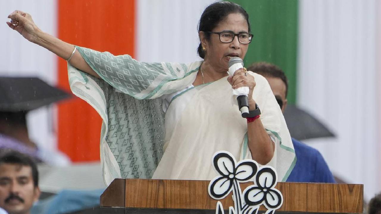 Mamata Banerjee: ప్రజావ్యతిరేకం, నాకు చీకటి మాత్రమే కనిపిస్తోంది.. బడ్జెట్‌పై మమతా..