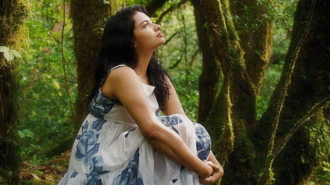 Mamitha baiju: బాయ్స్ గెట్ రెడీ ఫర్ లవ్ టుడే విత్ ప్రేమలు!