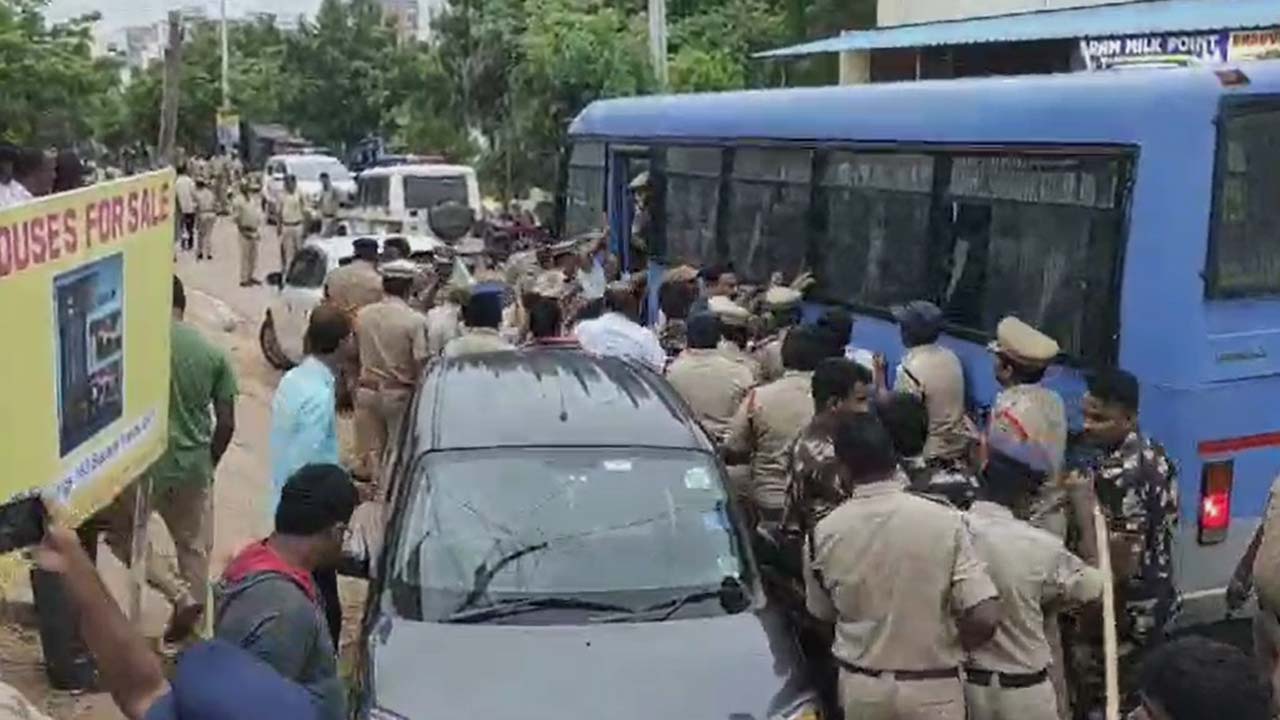 Demolition: మేడ్చల్ లో ఉద్రిక్తత.. బీఆర్ఎస్ కార్పొరేటర్ల అరెస్ట్..