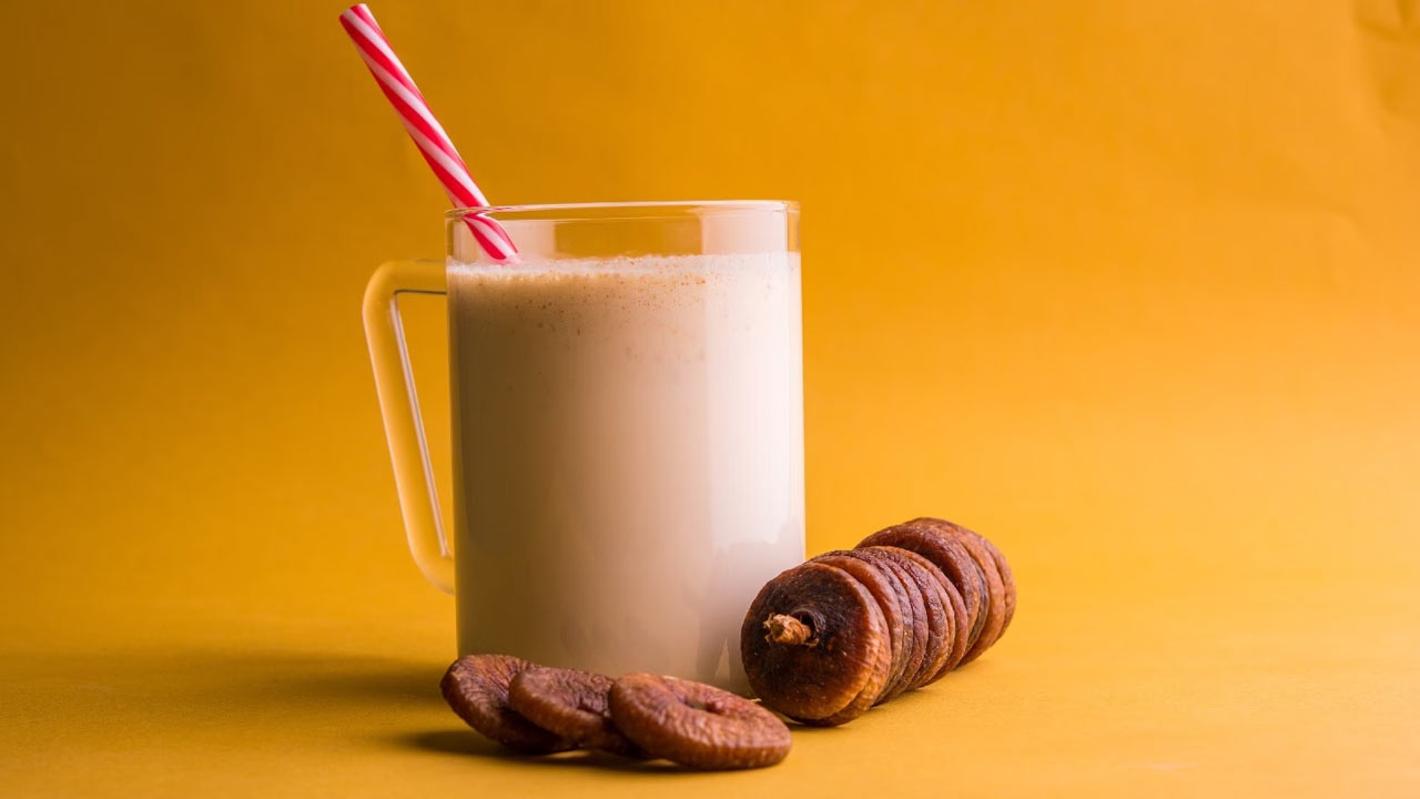 Milk :ఈ పండును పాలలో నానబెట్టి తింటే రక్తనాళాల్లో కూరుకుపోయిన కొలెస్ట్రాల్ కరిగిపోతుంది..!