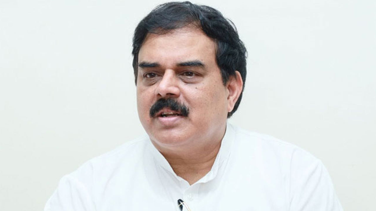 Minister Nadendla Manohar: అధిక ధరకు సరుకులు విక్రయిస్తే కఠిన చర్యలు.. సూపర్ మార్కెట్‌ను తనిఖీ చేసిన మంత్రి