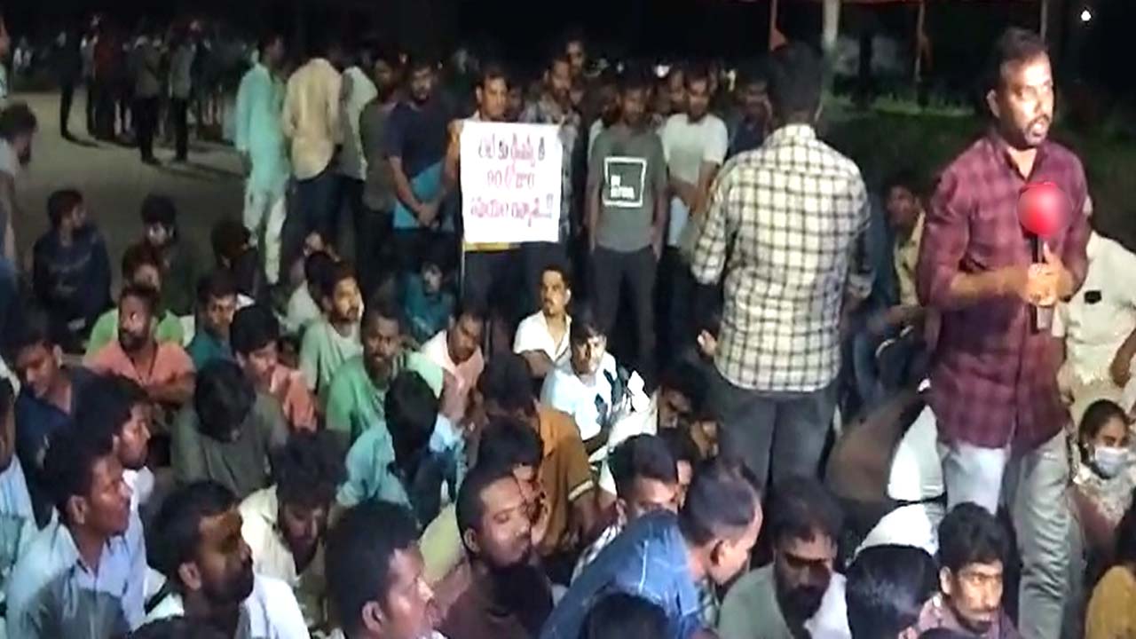 Osmania University: డీఎస్సీ వాయిదా వేయండి.. అర్ధరాత్రి అభ్యర్థుల ఆందోళన..