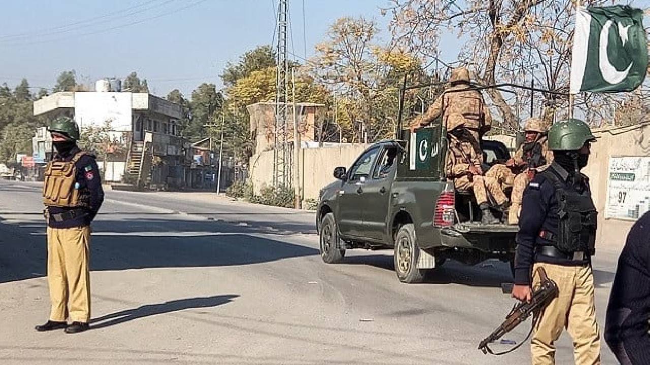 Pakistan: పాక్ సైనిక స్థావరంపై ఉగ్రదాడి.. 8 మంది భద్రతా సిబ్బంది మృతి..