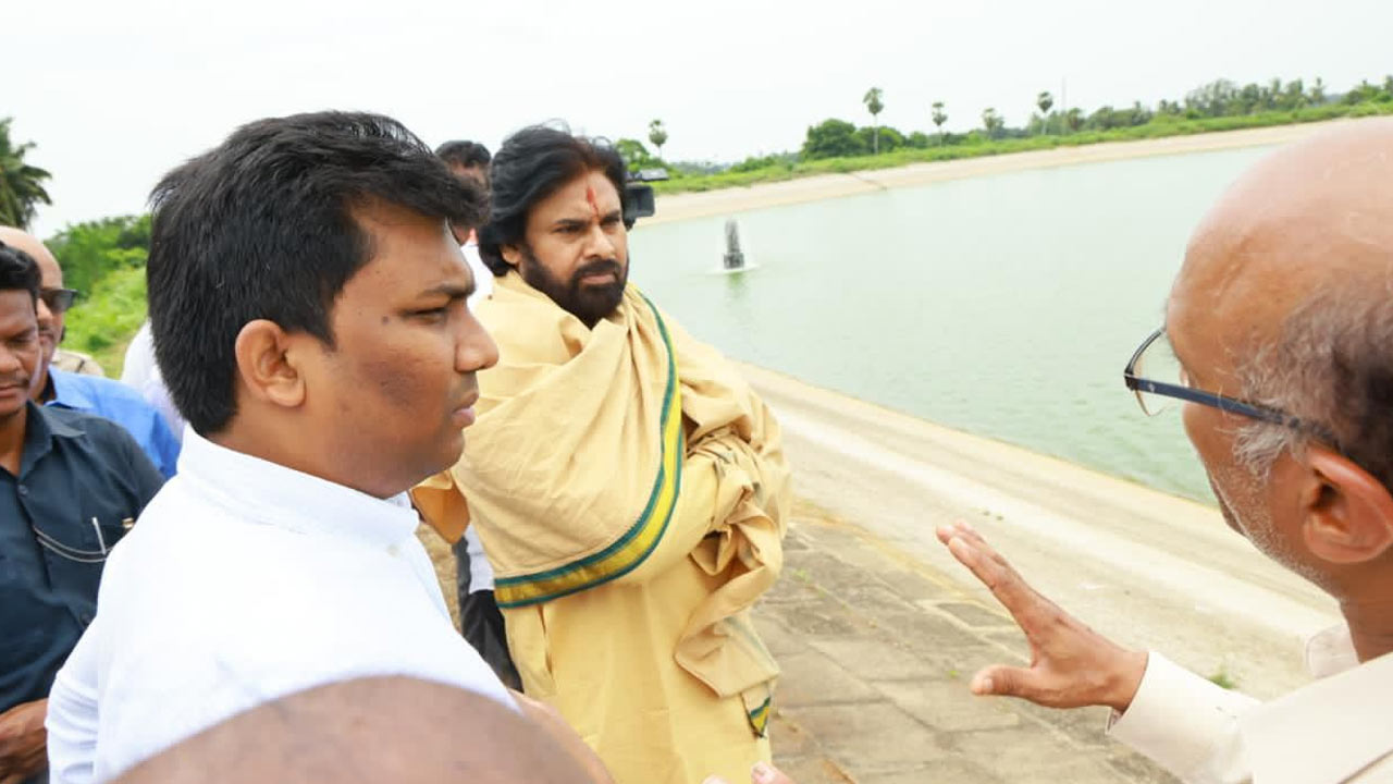 Pawan Kalyan: ఉప్పాడ కొత్తపల్లి తీర ప్రాంతాన్ని పరిశీలించిన పవన్.. మత్స్యకారుల ఇబ్బందులపై ఆరా