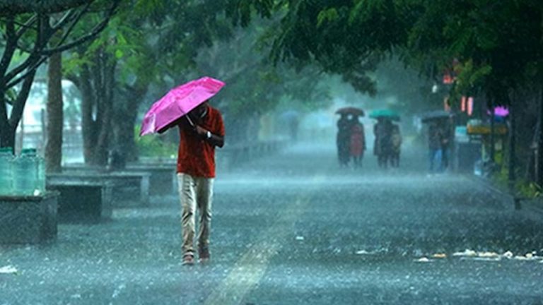 Rain Alert: ఏపీలో రేపటి నుంచి భారీ వర్షాలు.. ఆ జిల్లాలో పిడుగులు పడే ఛాన్స్..?