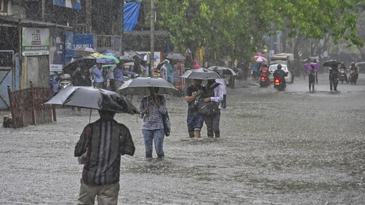Red Alert: పలు రాష్ట్రాల్లో భారీ వర్షాలు.. రెడ్ అలర్ట్ ప్రకటించిన ఐఎండీ..!