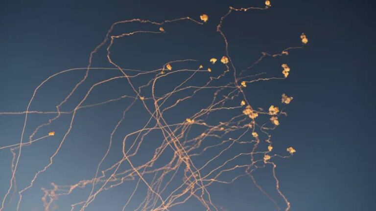 Hezbollah Attack: ఇజ్రాయెల్‌పైకి హెజ్‌బొల్లా ప్రతీకార దాడులు.. 200 రాకెట్లు ప్రయోగం