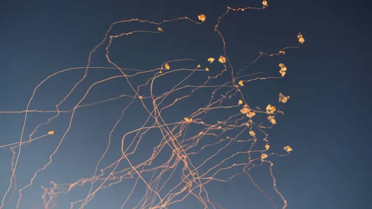 Hezbollah Attack: ఇజ్రాయెల్‌పైకి హెజ్‌బొల్లా ప్రతీకార దాడులు.. 200 రాకెట్లు ప్రయోగం