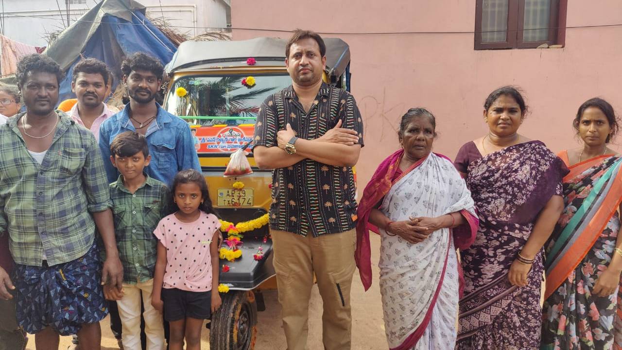 SKN: మాటిచ్చాడు.. ఆటో కొనిపెట్టాడు..ఎస్కేఎన్ వీడియో వైరల్