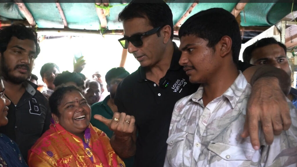 Sonu Sood Felicitated Kumari Aunty