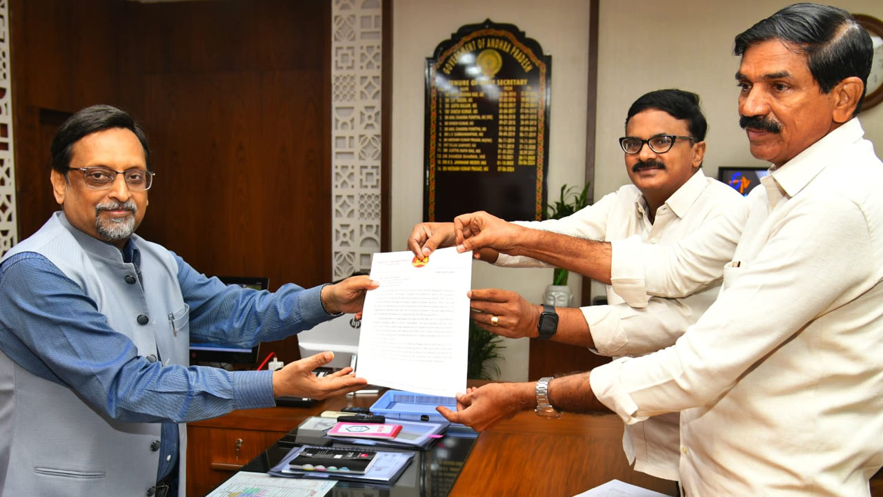 TDP: టీటీడీ మాజీ ఈవో, మాజీ చైర్మన్‌పై సీఎస్‌కు ఫిర్యాదు.. విచారణ జరిపించండి..