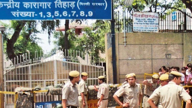 Tihar Jail: తీహార్ జైలులో ఖైదీల మధ్య ఘర్షణ.. ఇద్దరికి గాయాలు..!