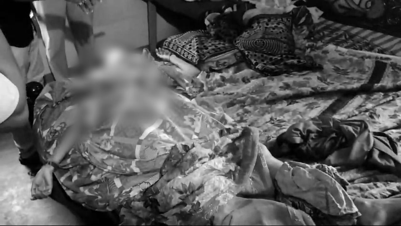 Husband Kills Wife: డంబుల్స్⁬తో భార్యను కొట్టి చంపిన భర్త.. కారణమిదే..?