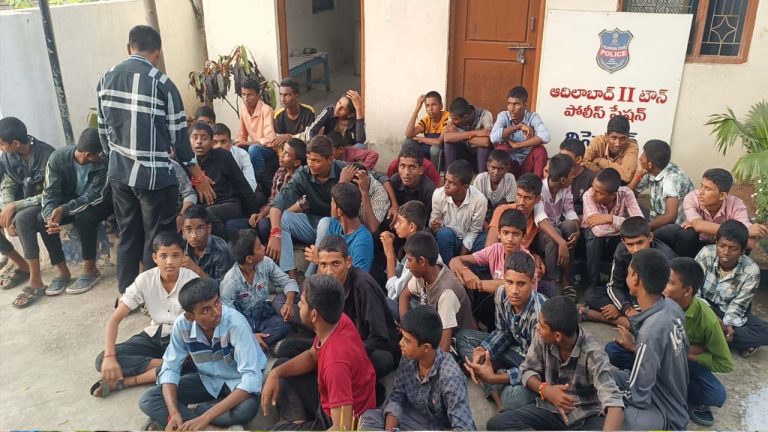 Adilabad Students: ప్రిన్సిపల్, వార్డన్ వేధిస్తున్నారు.. పోలీస్ స్టేషన్ ముందు విద్యార్థులు నిరసన..
