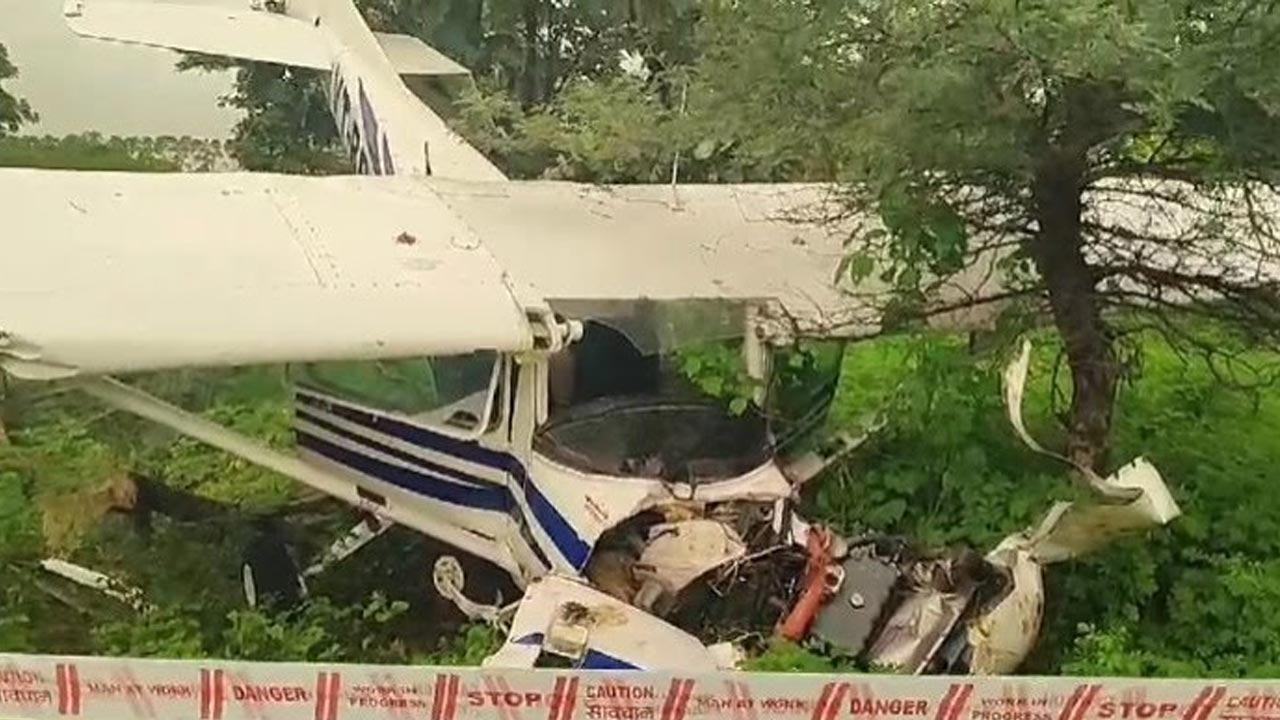Aircraft Crashes: మధ్యప్రదేశ్⁭లో కుప్పకూలిన శిక్షణ విమానం.. పైలట్లకు గాయాలు