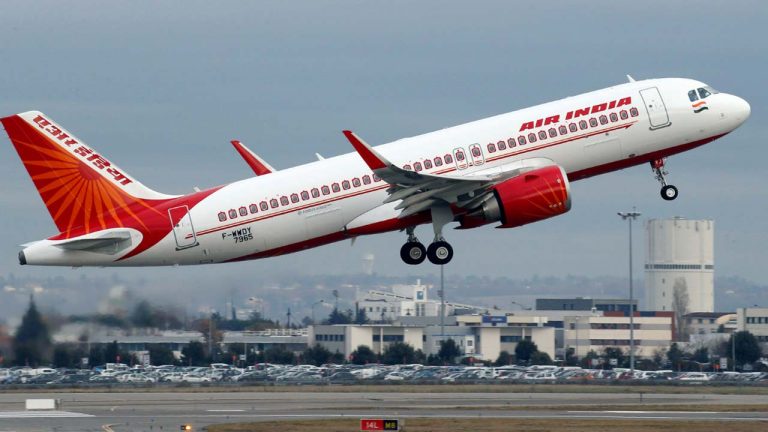 Air India flight: యూకేకు వెళ్తుండగా సాంకేతిక లోపం.. ముంబైలో ఎమర్జెన్సీ ల్యాండింగ్
