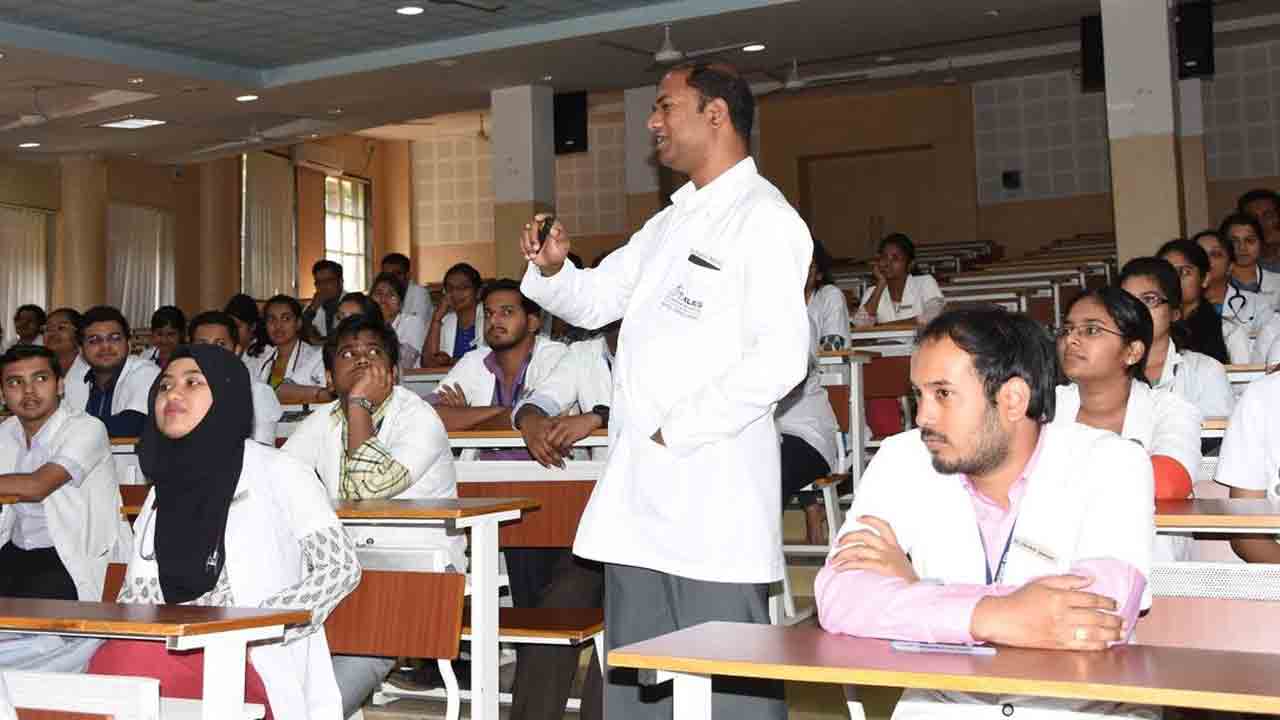 Asst Professor: ప్రభుత్వ మెడికల్ కాలేజీల్లో 488 అసిస్టెంట్ ప్రొఫెసర్ పోస్టుల భర్తీ