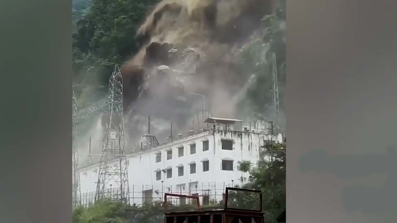 Guwahati video: సిక్కింలో ప్రమాదం.. పవర్ స్టేషన్‌పై పడ్డ కొండచరియలు