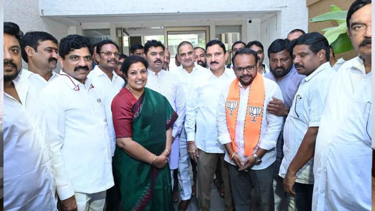 BJP: వైసీపీకి మరో షాక్‌.. బీజేపీలో చేరిన కార్పొరేటర్