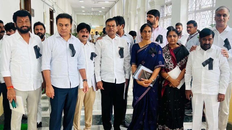 BRS MLAs: అసెంబ్లీకి నల్లబ్యాడ్జీలతో బీఆర్‌ఎస్‌ ఎమ్మెల్యేలు..