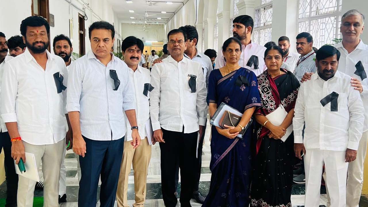 BRS MLAs: అసెంబ్లీకి నల్లబ్యాడ్జీలతో బీఆర్‌ఎస్‌ ఎమ్మెల్యేలు..