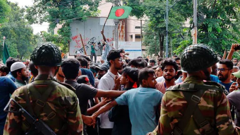 Bangladesh Violence: బంగ్లాదేశ్ నుంచి రాయబార అధికారులను ఖాళీ చేయించిన భారత్..