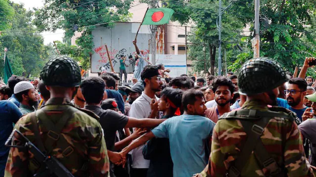 Bangladesh Violence: బంగ్లాదేశ్ నుంచి రాయబార అధికారులను ఖాళీ చేయించిన భారత్..