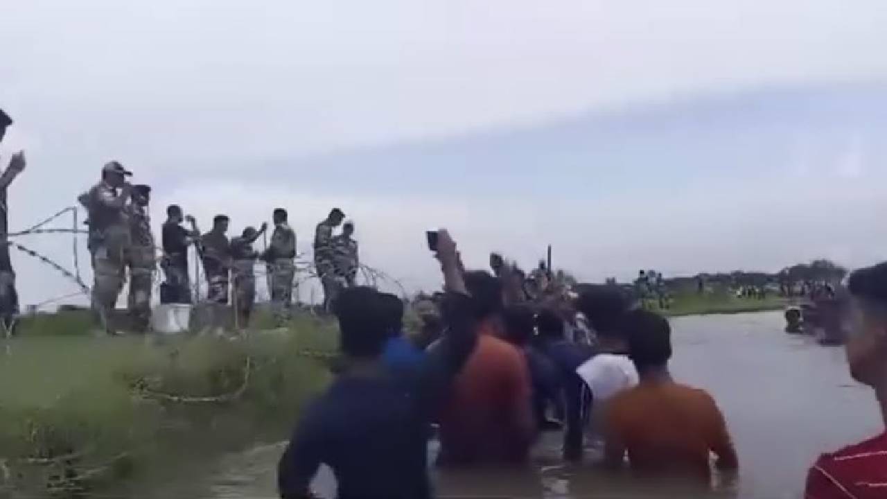 Indo-Bangla border: ‘‘మిమ్మల్ని భారత్‌లోకి అనుమతించలేం’’.. బంగ్లాదేశ్ శరణార్థులకు సర్దిచెబుతున్న అధికారి.. వీడియో వైరల్..