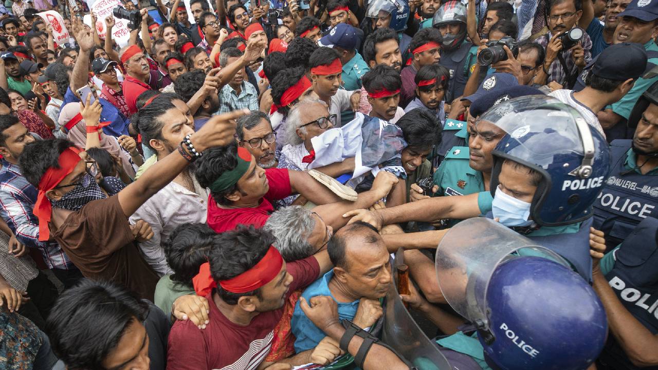 Bangladesh: బంగ్లాదేశ్ లో మళ్లీ హింస..సోషల్ మీడియాపై తాత్కాలిక నిషేధం