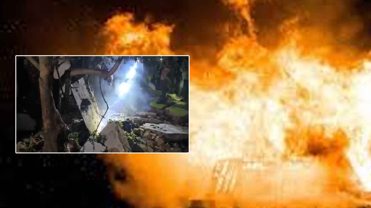Blast in Firework Factory: ఏపీలో మరో ప్రమాదం.. టపాసుల తయారీ కేంద్రంలో పేలుడు.. ఇద్దరు మృతి