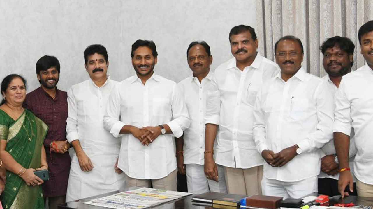 Botsa Satyanarayana: ఎమ్మెల్సీగా బొత్స ప్రమాణం.. అభినందించిన జగన్‌