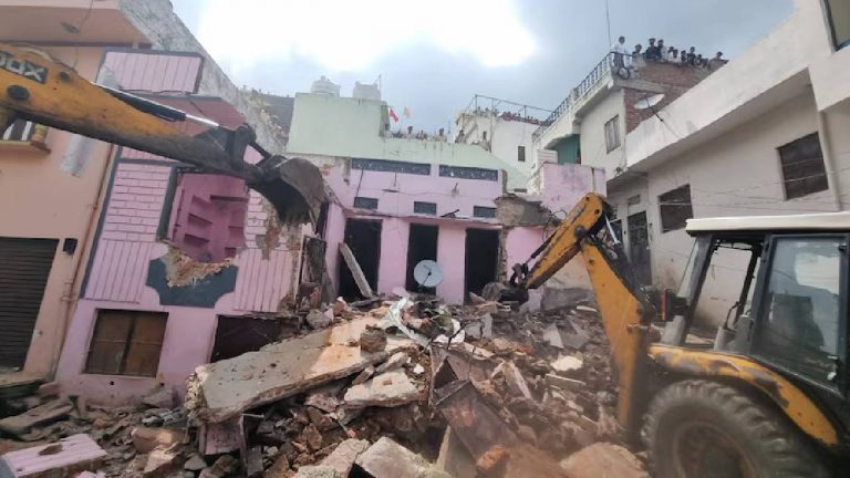 Bulldozer action: ఉదయ్‌పూర్‌లో మత ఘర్షణలకు కారణమైన నిందితుడి ఇళ్లు కూల్చివేత..